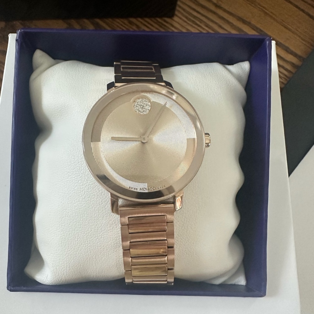 Brand new without tags women’s bold Movado Evolution 2.0 rose gold watch. 34mm